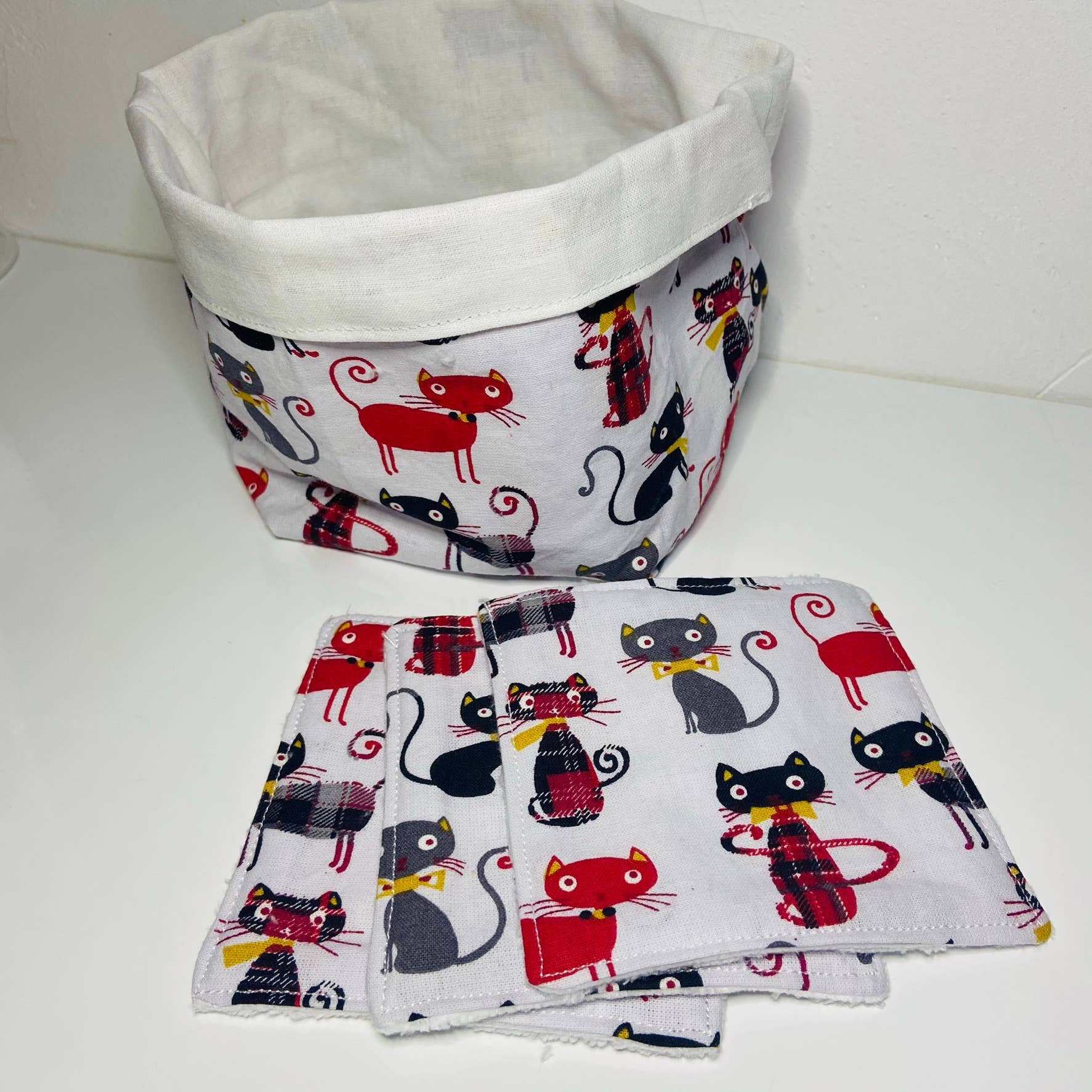 Meli beauty – wholesale Make-up remover – Washable wipe with red cat print1