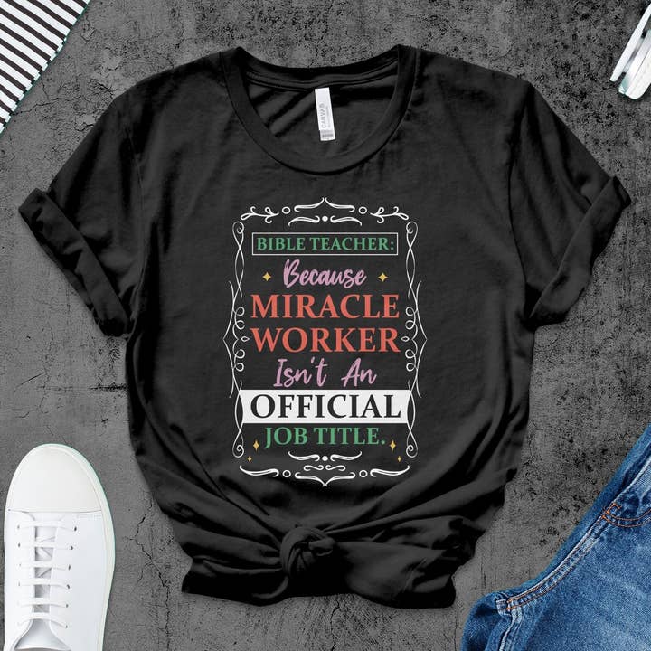 T-shirt de professeur de Bible, cadeau inspirant pour un éducateur religieux, t-shirt avec citation Christian Miracle Worker, haut religieux décontracté pour hommes et femmes pour la vente par FreakyTeeFactory