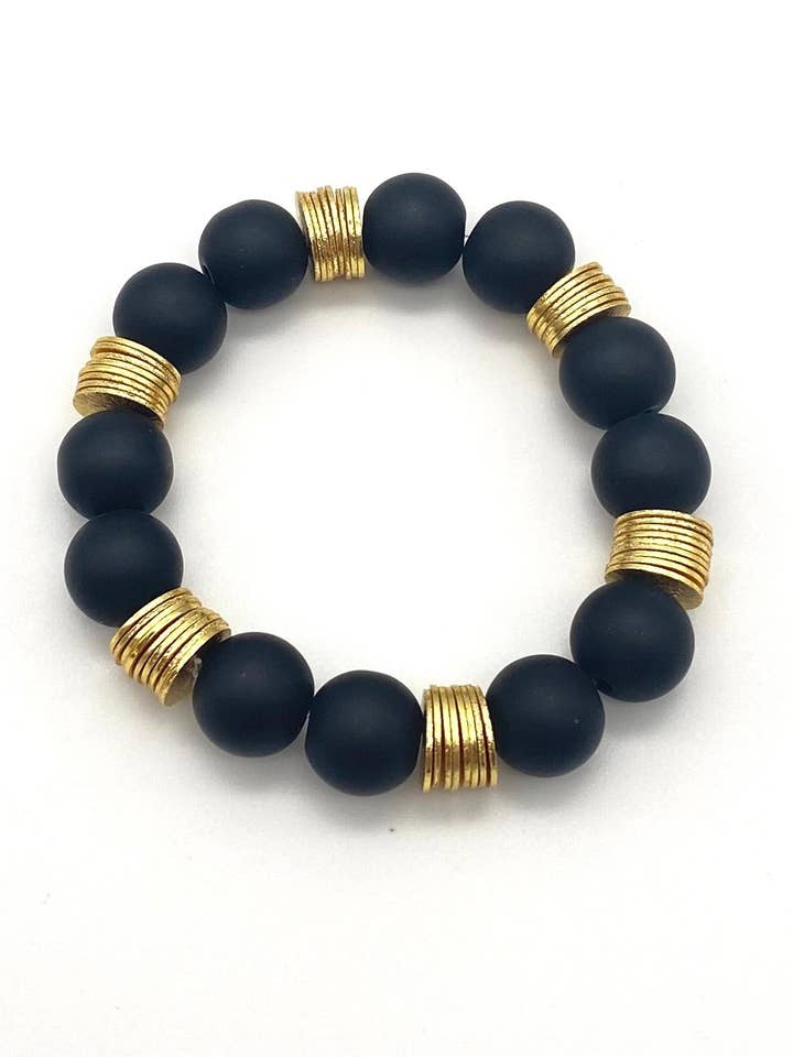 Mat sort og guld erklæring armbånd for engroshandel hos Liza June