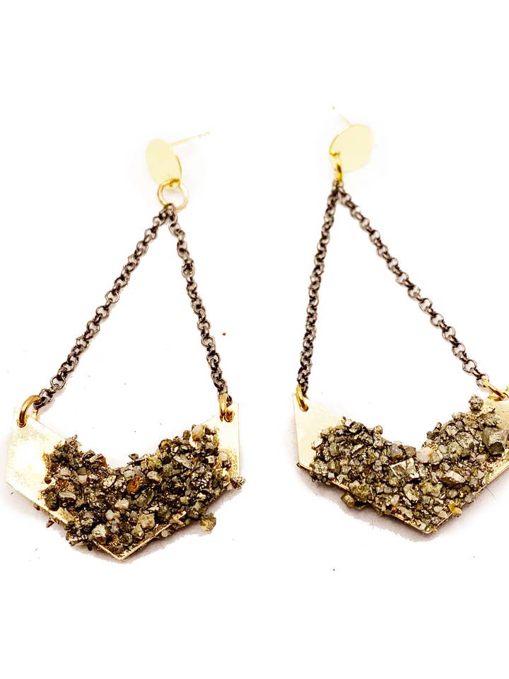 Orecchini pendenti in ottone geometrico Fam Trad con pirite frantumata per la vendita all'ingrosso da parte di Hila