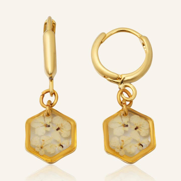 Teeny Weeny Drop Hexagon White Küpe för wholesale av fioreldesign