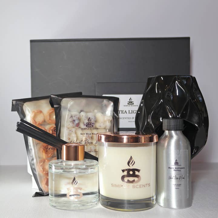 Coffret Cadeau Simple Scents Experience Indulgence Bougie, Cire Fondue, Brûleur de Cire Black Nico, Diffuseur à Bâtonnets & Recharge de Diffuseur pour la vente par Simple Scents by Simpleness Collection