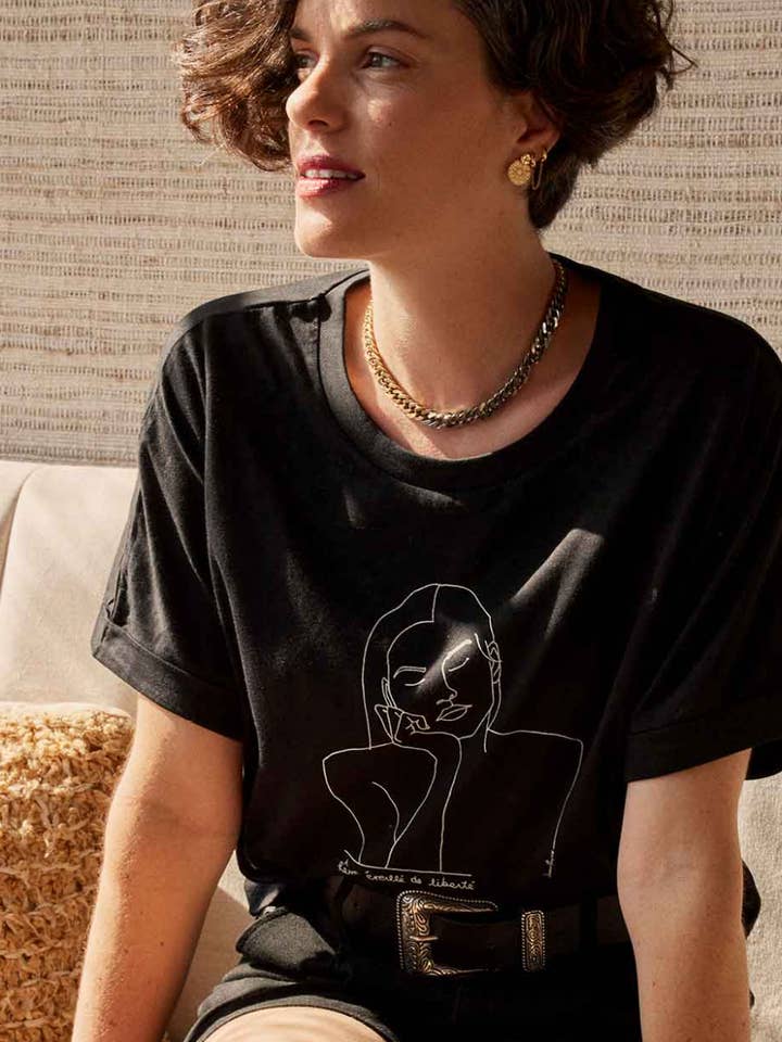 T-shirt nera THEMIS, cotone biologico per la vendita all'ingrosso da parte di Leonor Roversi