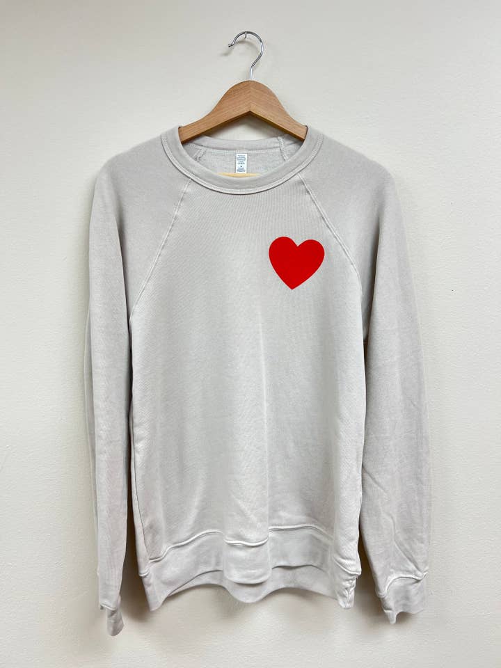 Share The Love Sweatshirt - Beige mit rotem Herz für den Großhandel von Stoll & Heart