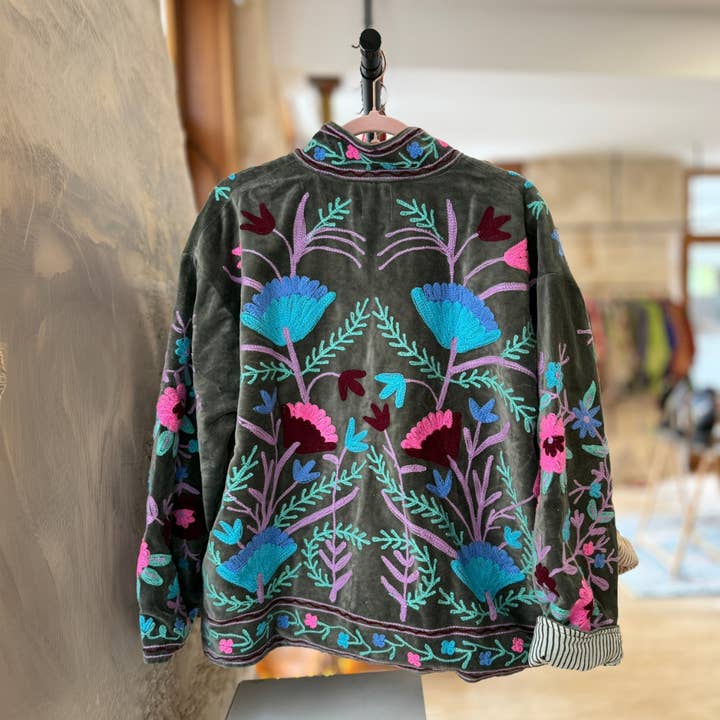 Giacca artigianale ricamata a mano Suzani in velluto di cotone per la vendita all'ingrosso da parte di Tolatoli