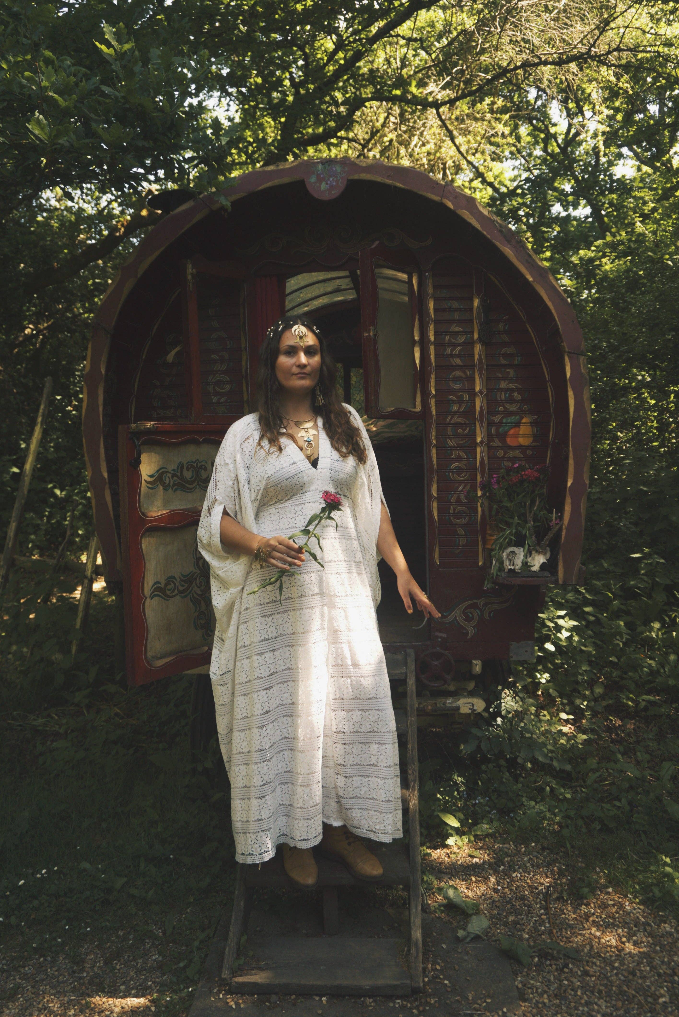 Fumbalinas - Vente Caftan – femme - Robe Caftan en Dentelle Blanche à Rayures Luna Veil2