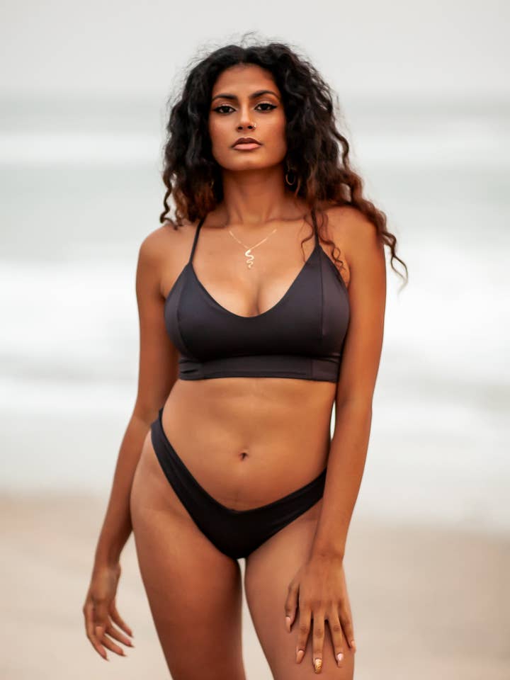 Mona Crop Top| Tutto nero per la vendita all'ingrosso da parte di Pelican House