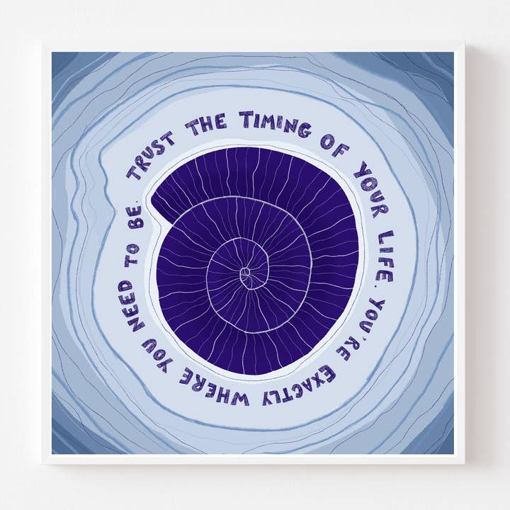 Affiche d'art en coquillage avec affirmation positive « Fais confiance au timing » pour la vente par Kai Kathleen