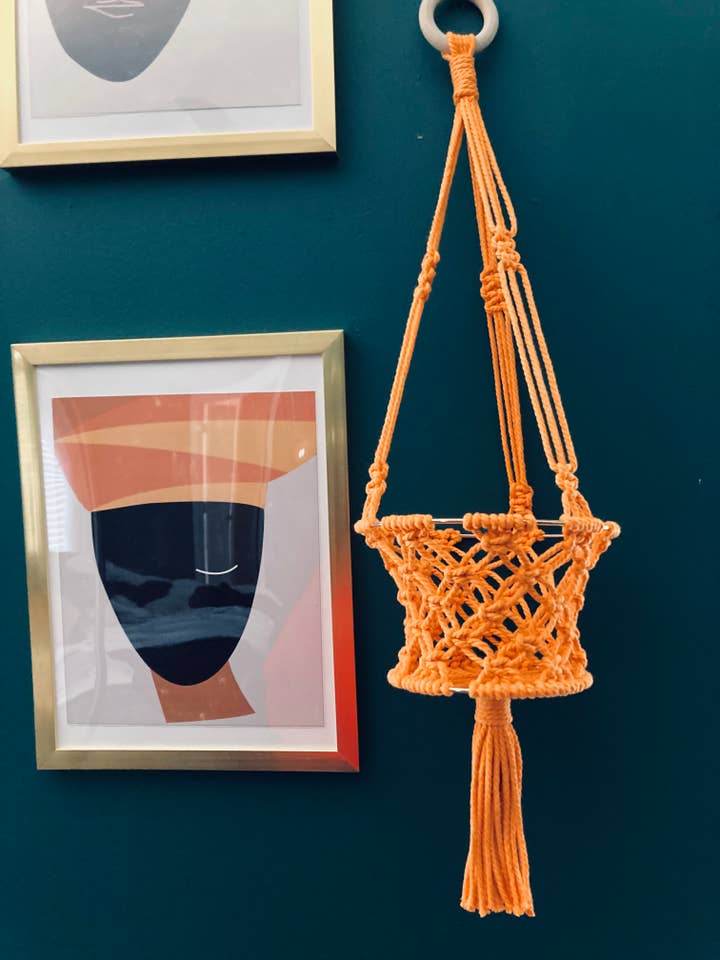 Makramee-Obstkorb oder Pflanzgefäß (Ringelblume) für den Großhandel von Abena Designs