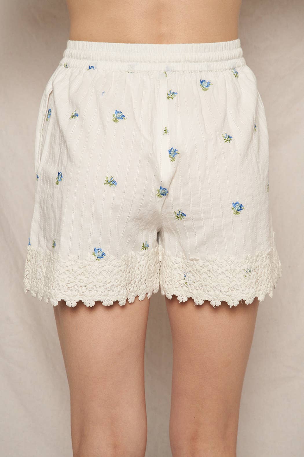 En Crème - Wholesale Shorts - Women's - Floral Embroidery Shorts with Lace Trim 9