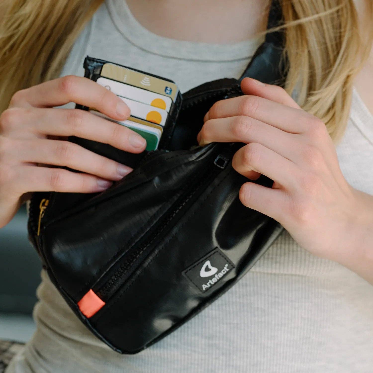 Artefact – Engroshandel Bæltetaske - Unisex – Næsehornsfugl - Banan - Sort/Kano1