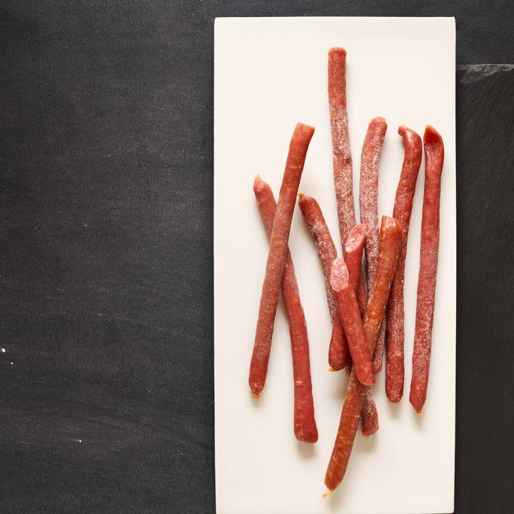 Charlito's Cocina – Großhandel Salami – Campo Seco - Meersalz und Schweinefleisch langsam gereifter, getrockneter Salami-Stick