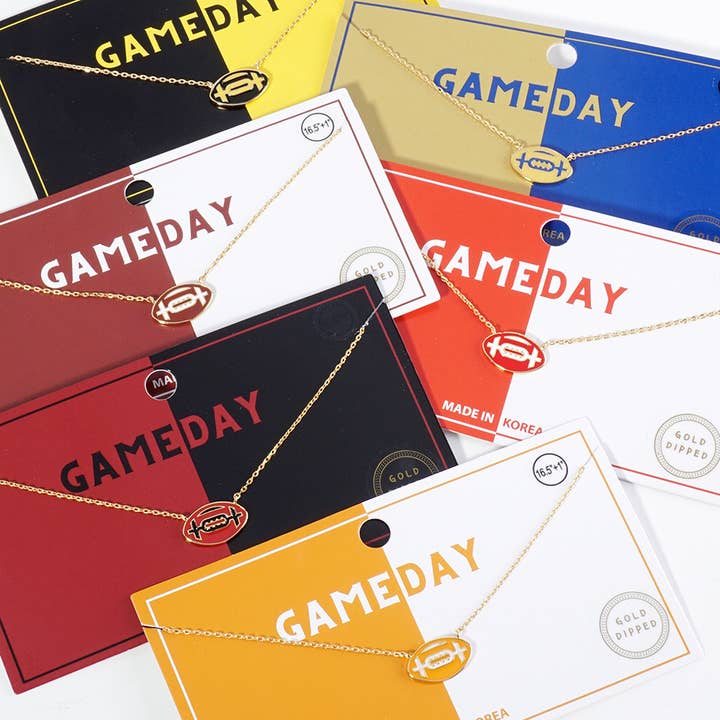 Collier à pendentif en forme de football en émail doré en émail Gameday pour la vente par Sensibling Corp.