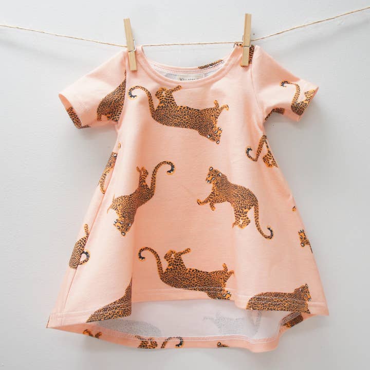 Jurkje - Chickadee Swing Jurkje voor baby/peuter en kinderen roze cheetah voor wholesale door Willbirdbaby