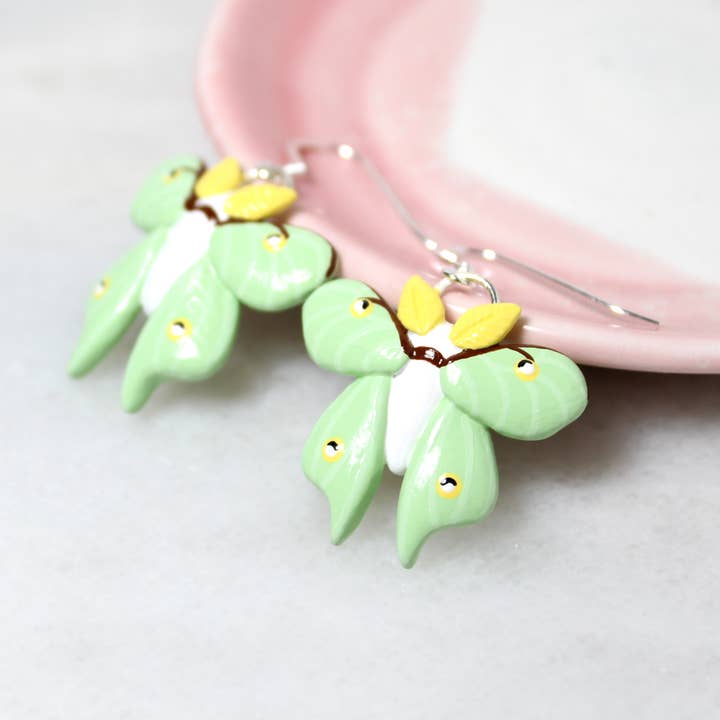 Orecchini Luna Moth per la vendita all'ingrosso da parte di Mariposa Miniatures