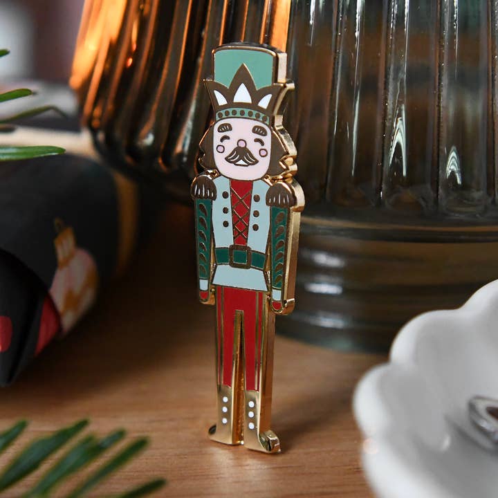 Notenkraker emaille speldbadge voor wholesale door Clara and Macy