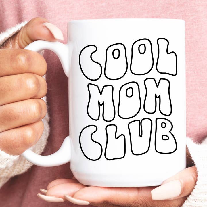 Tasse à café en céramique Cool Mom Club 15 oz pour la vente par Amber Marie Design