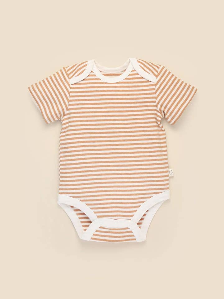 Kortärmad body i ekologisk bomull - Karamellränder för wholesale av Lūmmi in Colour Babywear