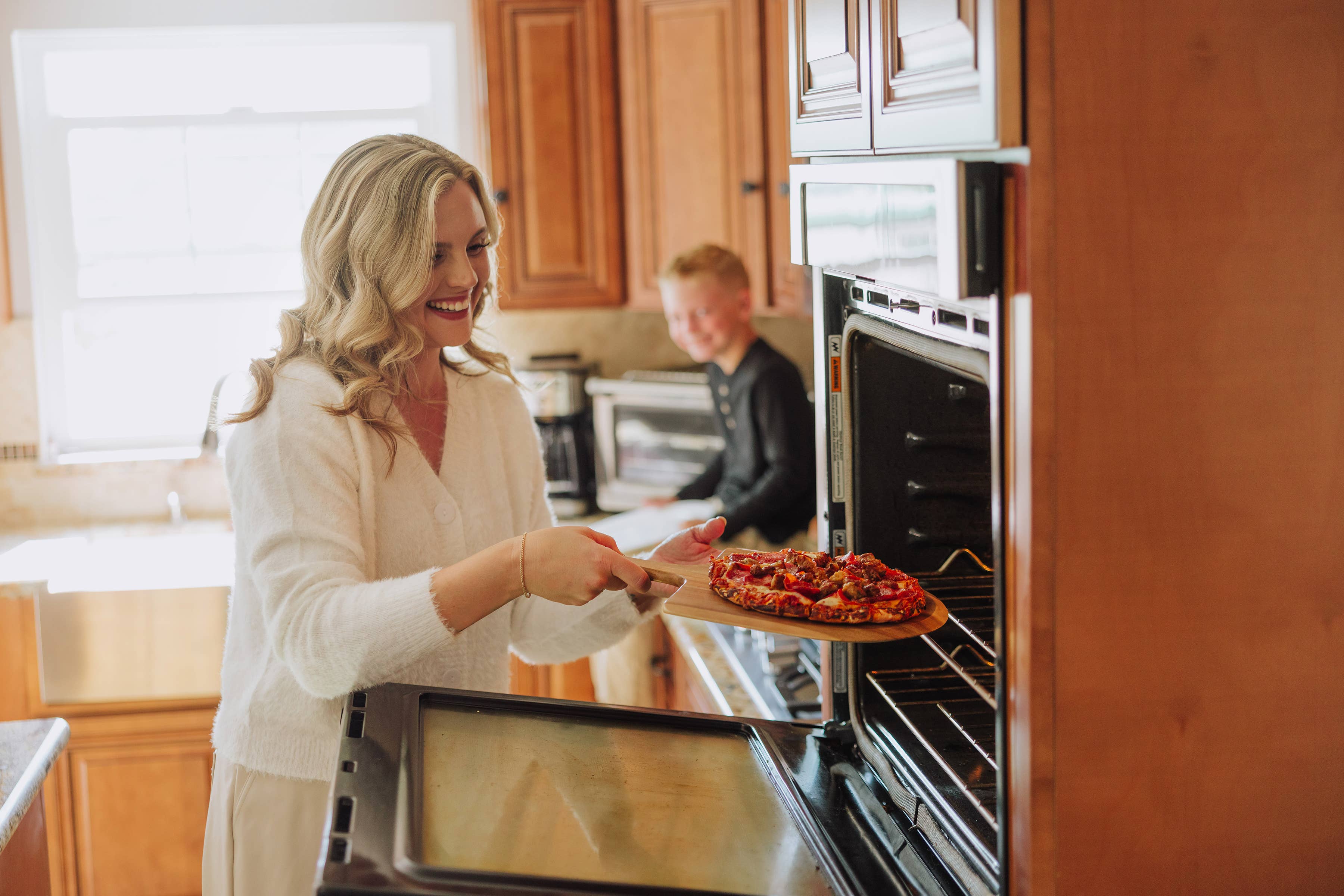 Picnic Time Family of Brands - Vente Plateaux de service - Ensemble de 2 pelles à pizza personnelles en acacia.2