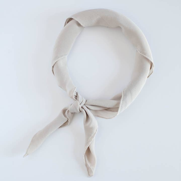 Sciarpa in seta lavabile «The Scout» in osso per la vendita all'ingrosso da parte di Tono + Co