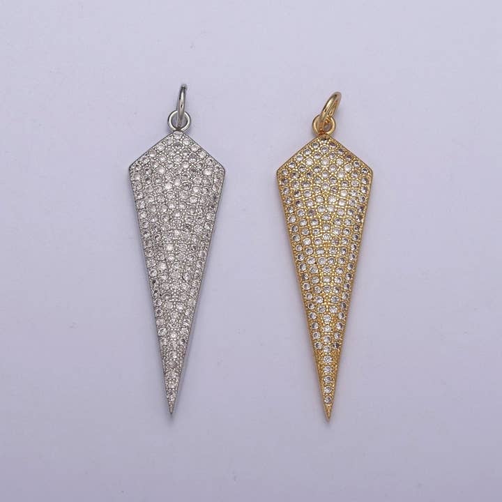 Pendentif Triangle, Breloque Triangle Cubique Plaqué Or Tête de Flèche Triangle, Breloque Tête de Flèche Argent, Breloque Triangle N-325 pour la vente par Aim Eternal