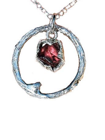 Ciondolo Halo in granato per la vendita all'ingrosso da parte di Caroline Stokesberry-Lee Jewellery Design