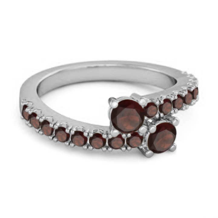 Ring i sterlingsølv med rund granat, to midtersten og pavé-bånd for engroshandel hos Star Joya