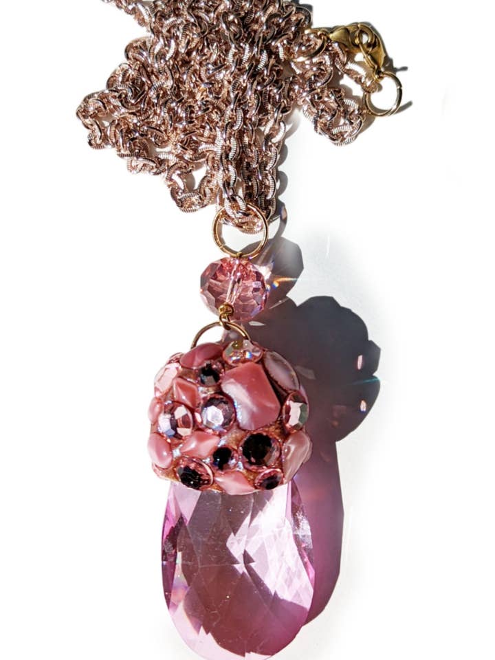 Pendentif en cristal rose, chaîne vintage rose, 48 pouces, coffret cadeau Gay Isber pour la vente par Gay Isber Designs