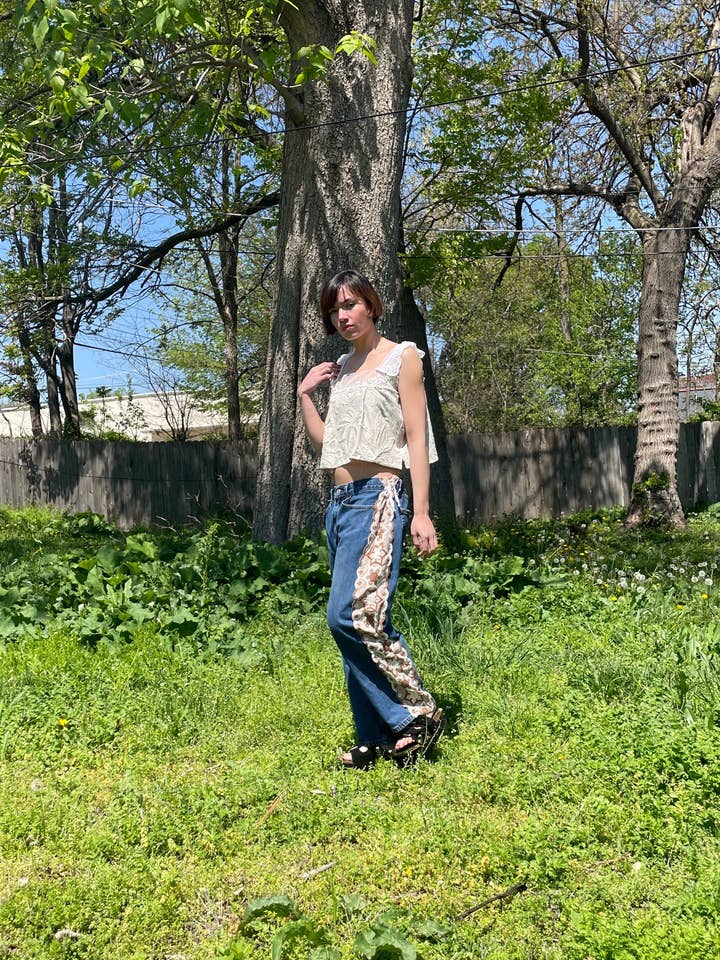 Jeans reciclados com painéis laterais bordados por atacado de April Madden