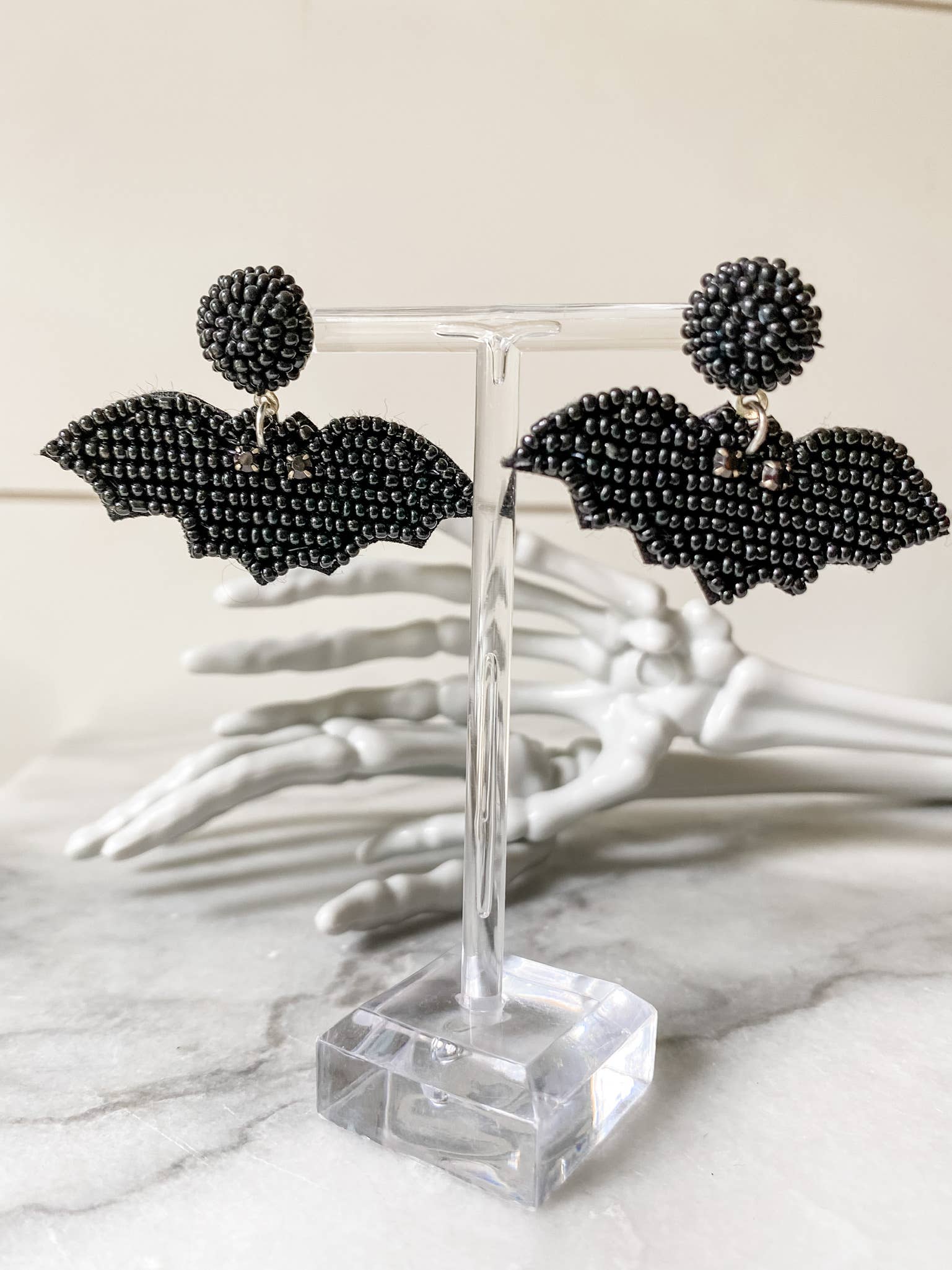 Brookhaven Baubles – Engroshandel Hængeøreringe og creoløreringe – Halloween flagermus perlebesatte statement-øreringe1