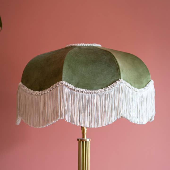 Der pistazienfarbene Lampenschirm mit Fransen für den Großhandel von Tinker & Tallulah