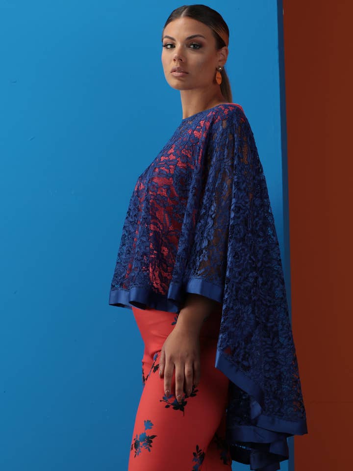 Kanten cape met satijnen bies voor wholesale door Oltretempo