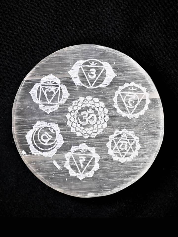 Chakra-symbool gegraveerd - Seleniet onderzetter/oplaadplaat voor wholesale door VPS Stones Inc.