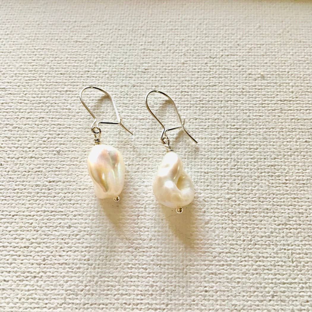 Jackie Gallagher Designs - Handmade Coastal Jewelry - Wholesale Hangende/ronde oorbellen - Eenvoudige pareldruppel