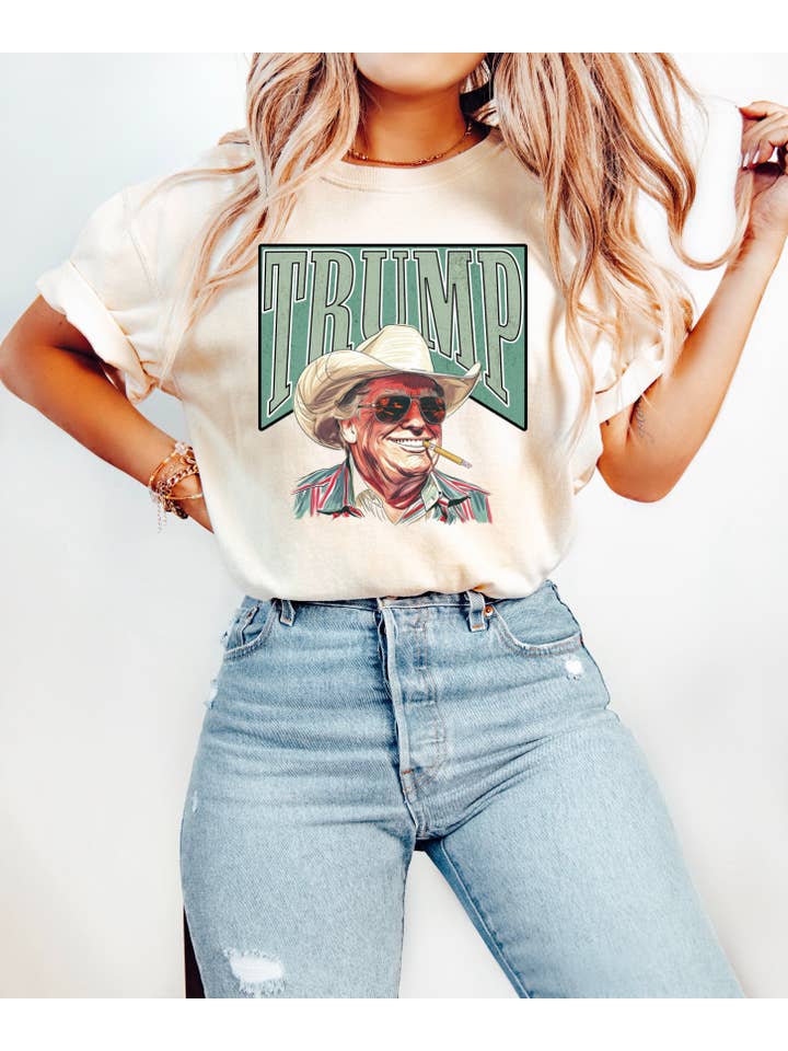 NVC Ecommerce LLC – T-shirt gráfica - Mulher por atacado – T-shirt Trump Cowboy - Western Donald Trump, Camisa Eleitoral