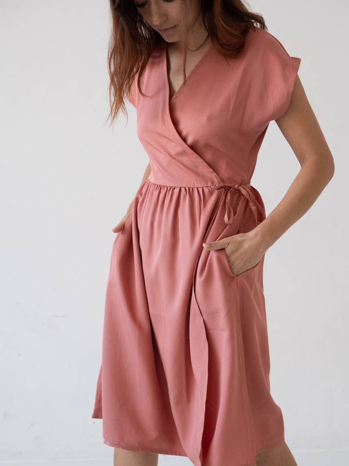 Vestido midi envolvente Hira Tencel em rosa por atacado de Tiralahilacha