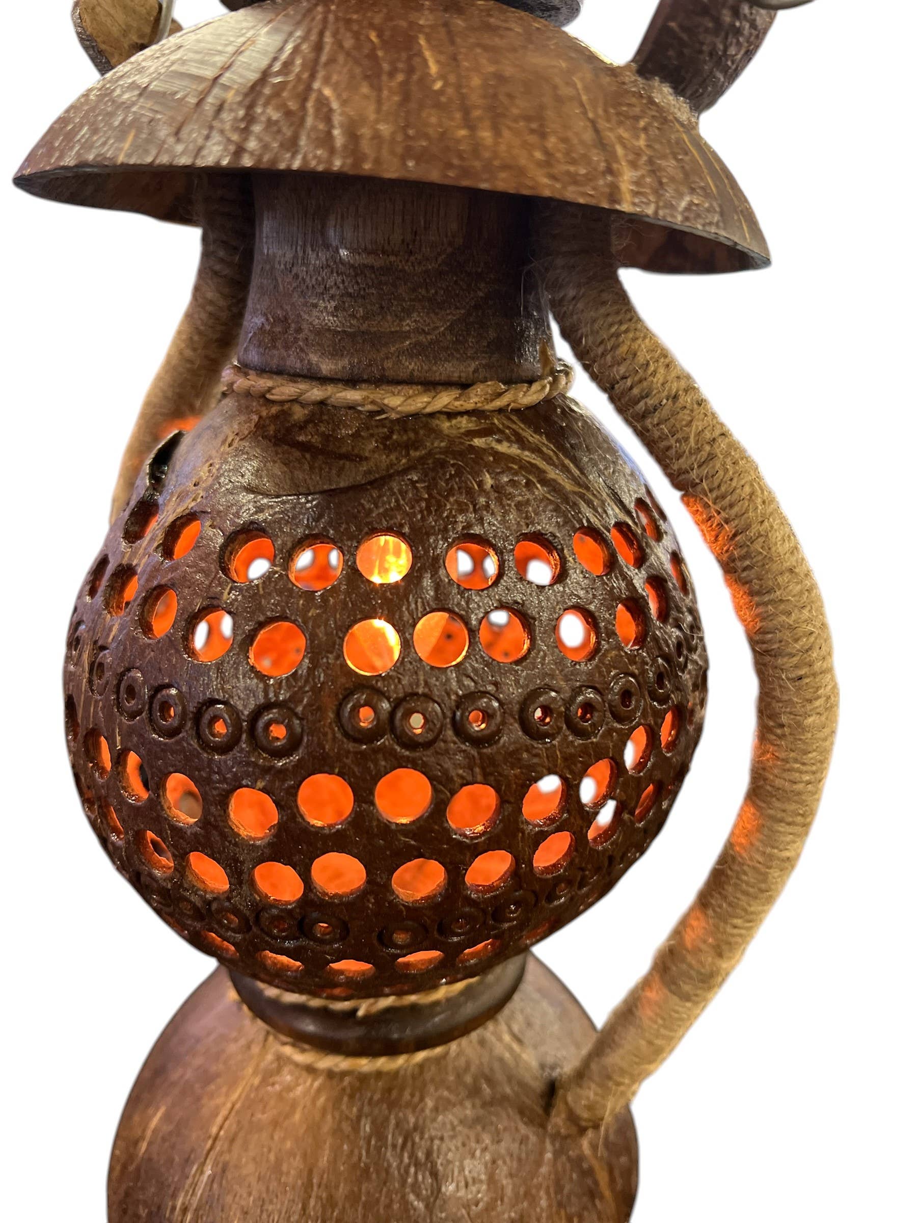 Handicraft Heaven - Vente Lampes d'appoint/de bureau - Lampe Lanterne en Coquille de Noix de Coco Faite à la Main – Décor Bohème Rustique8