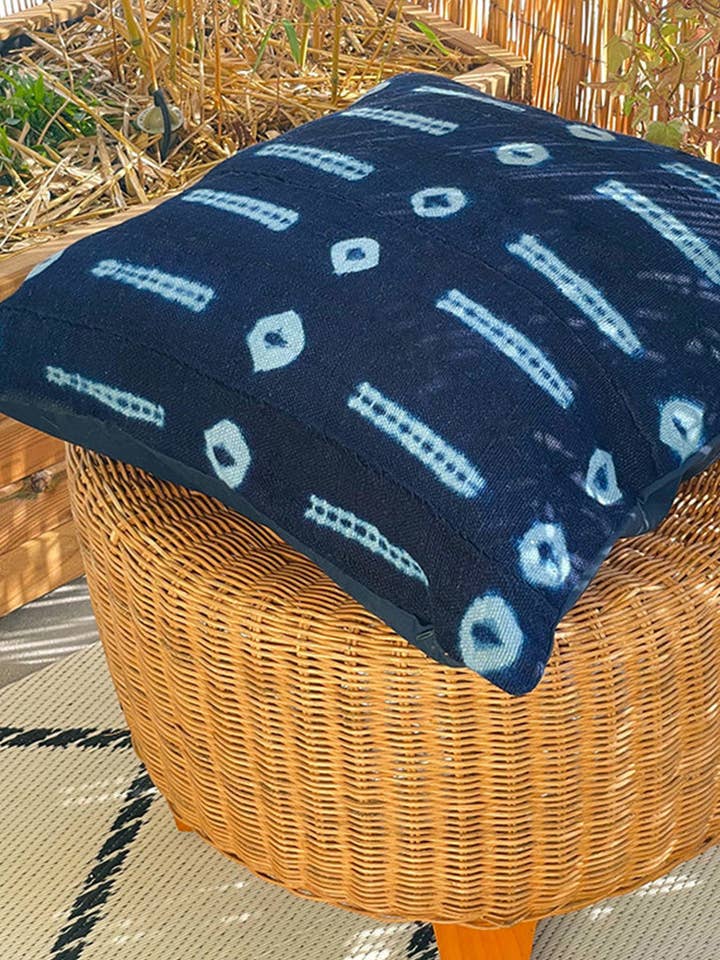 Cojín Tàbon hecho a mano en azul índigo para venta al por mayor de Maison Assa