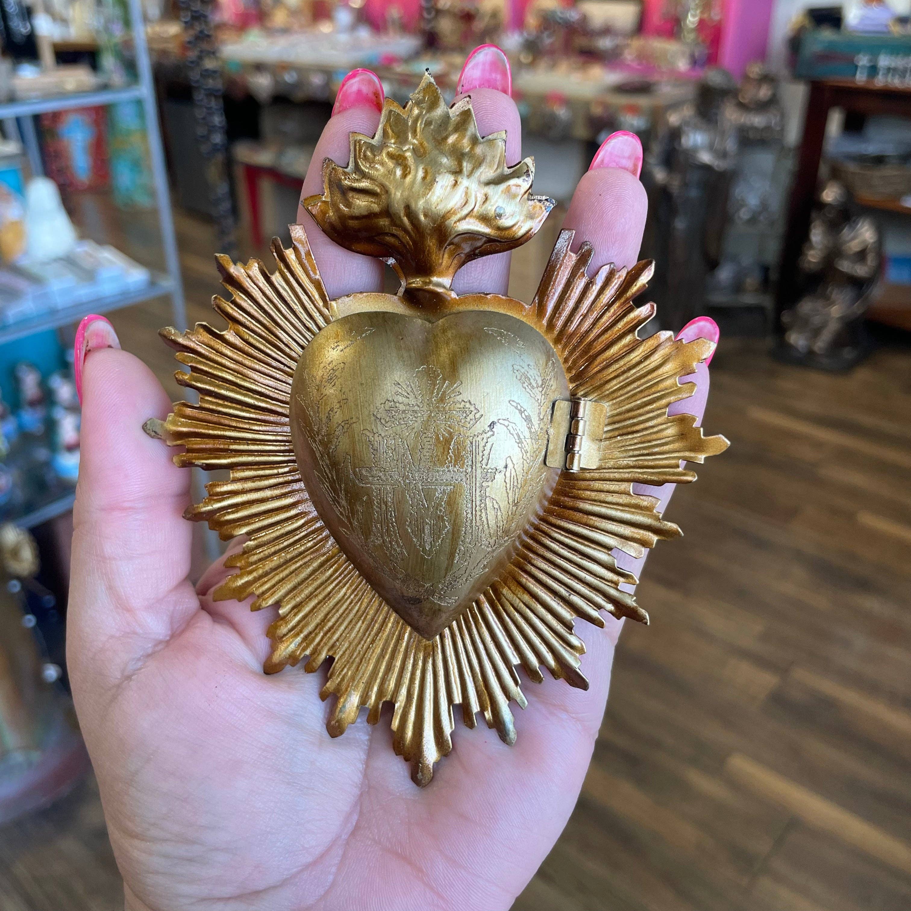 Love and Honor Jesus LLC – wholesale Prydnad – Flammande Heliga Hjärtat 5" Låda1