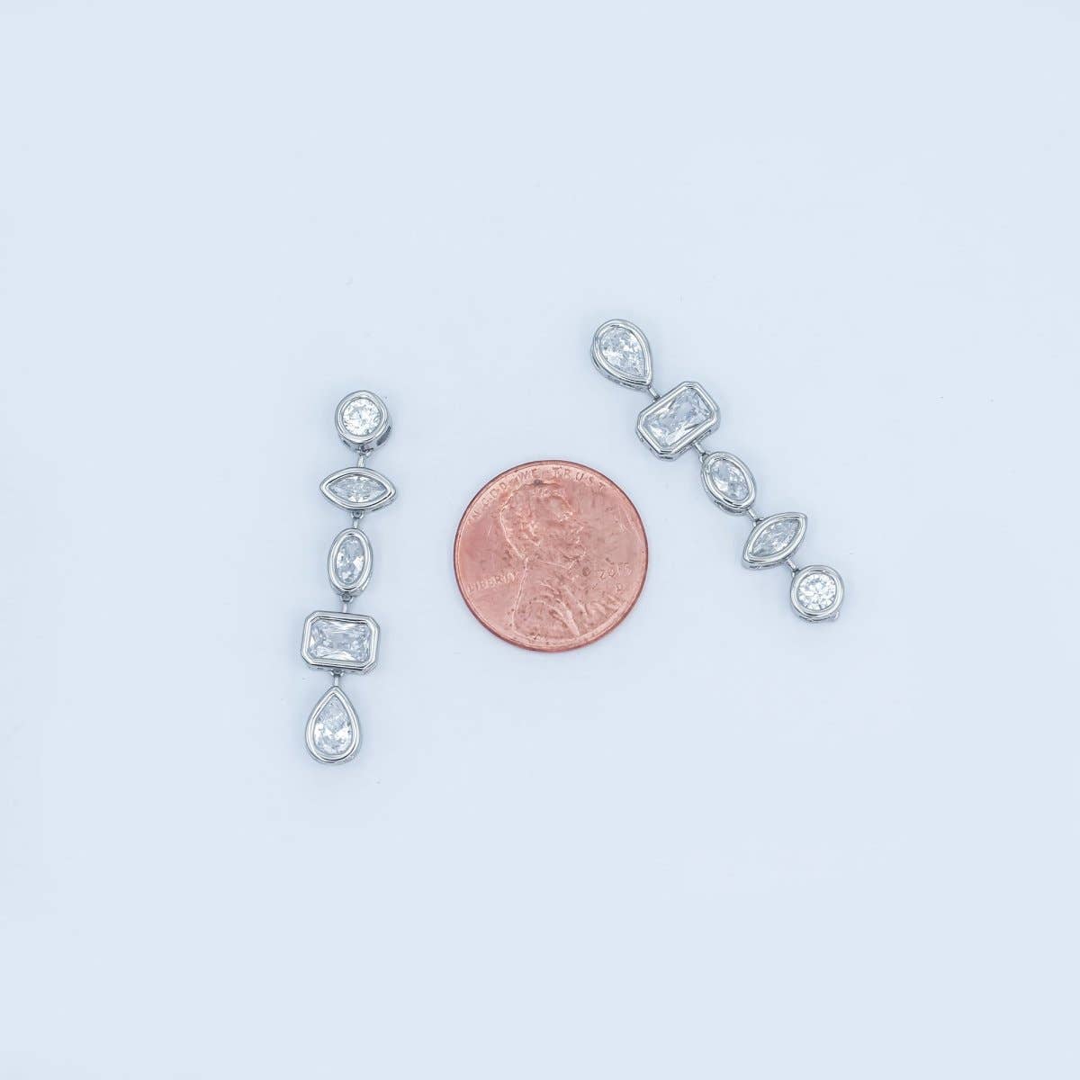 Aim Eternal - Wholesale Hangende/ronde oorbellen - 24K Goud Gevuld Geometrische CZ Bezel Druppel Oorstekers in Goud & Zilver | AB678 AB6792