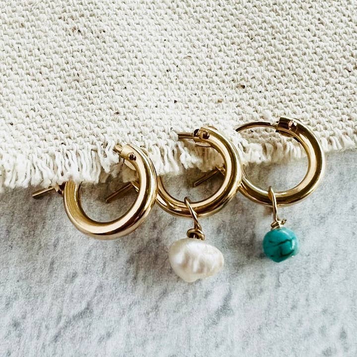 Trifecta Huggie Hoops för wholesale av Hayden B. Jewelry