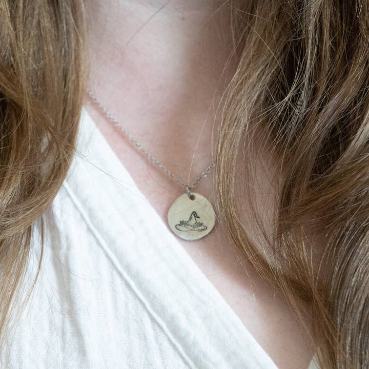 Collier chapeau de sorcière fleuri pour la vente par Stamp and Stampbility