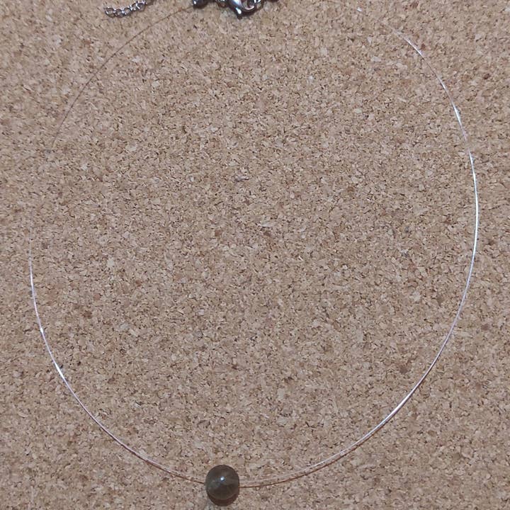Collana con perla singola in pietra naturale di labradorite su filo di nylon per la vendita all'ingrosso da parte di Tendances perles