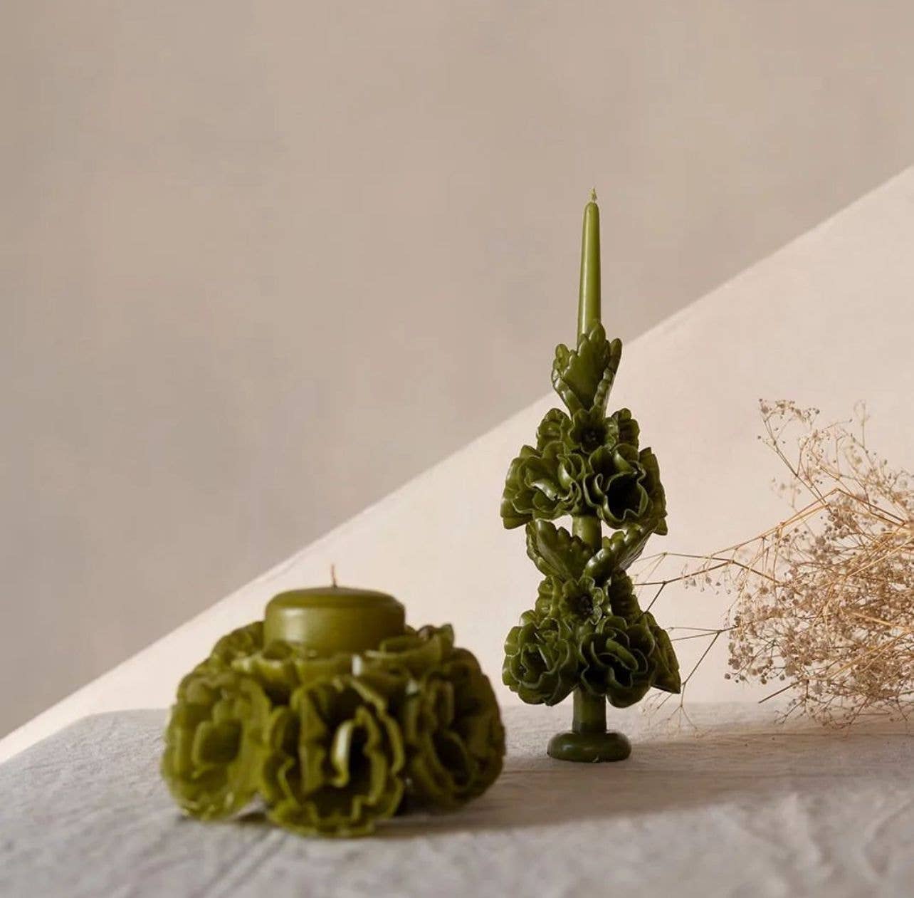 Moderno Decor - Decorative Floral Candles - Venta al por mayor Velas cónicas/candeleros - Vela cónica floral artesanal de cera de abejas color oliva - arte de Oaxaca0