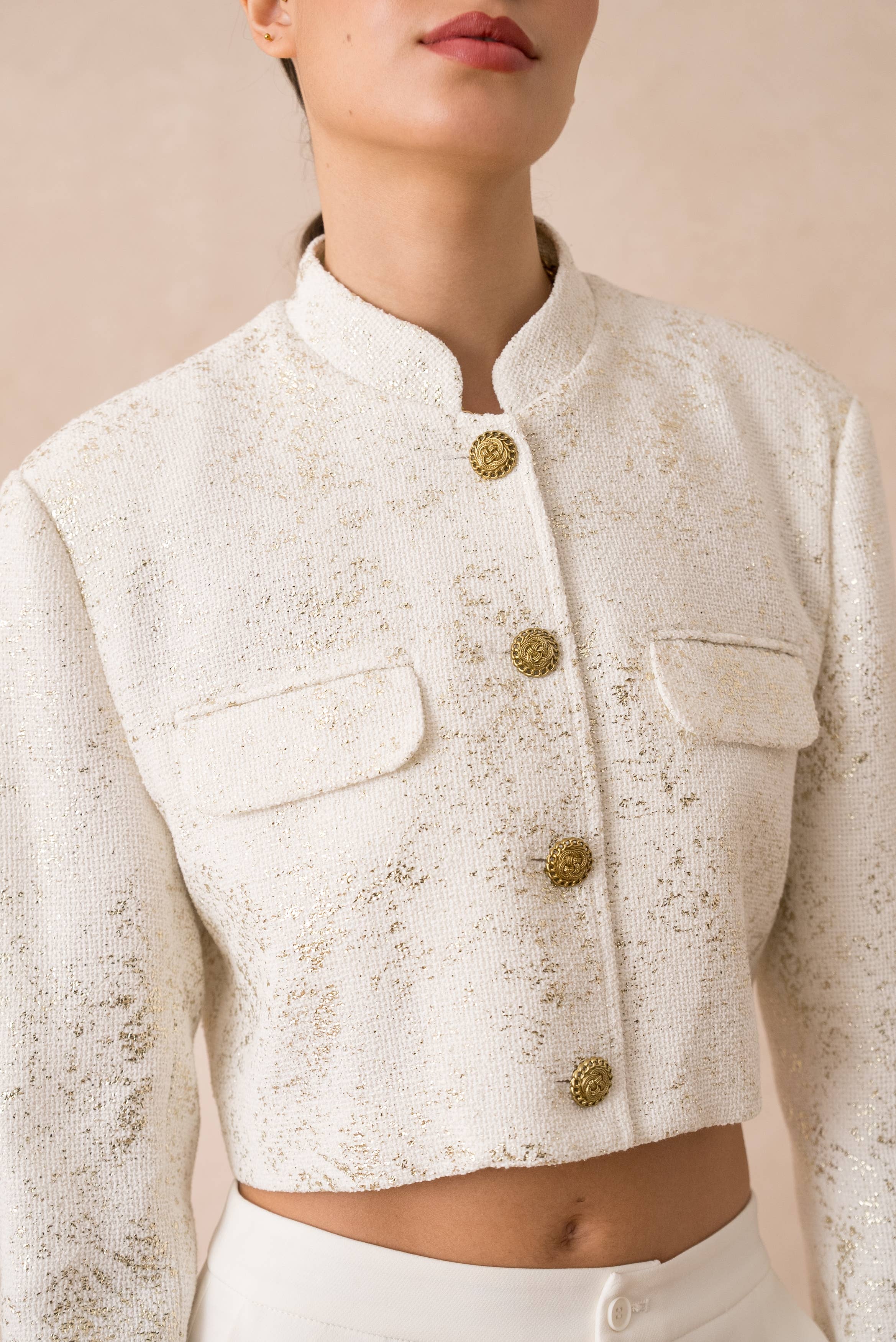 Attentif Paris – Großhandel Jacke – Damen – Kurze elfenbeinfarbene Tweedjacke mit goldenen Akzenten4