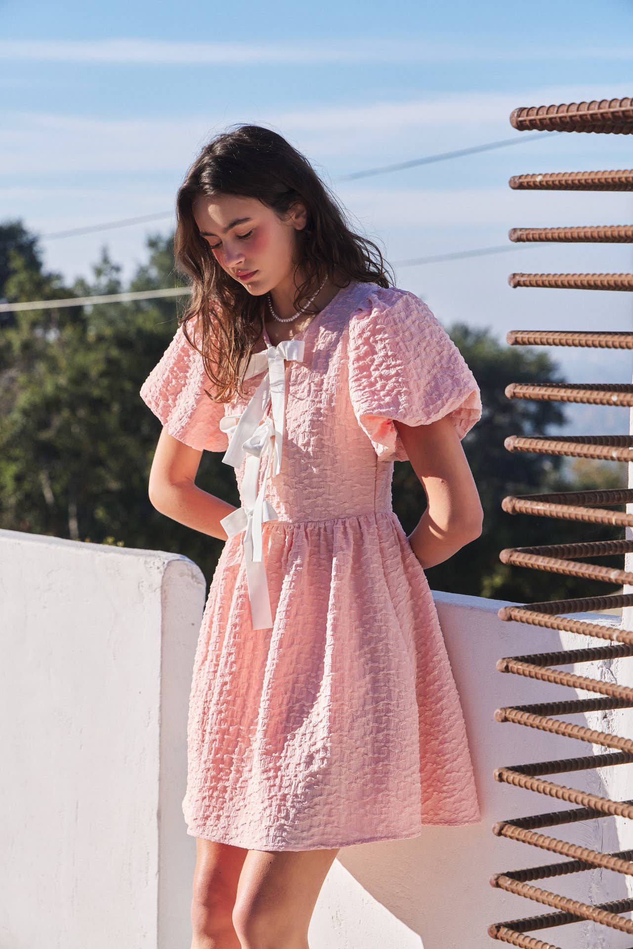 idem ditto – Großhandel Kleid – Damen – Mini-Kleid mit Bubbel-Textur, Schleifen-Detail vorne und Puffärmeln29