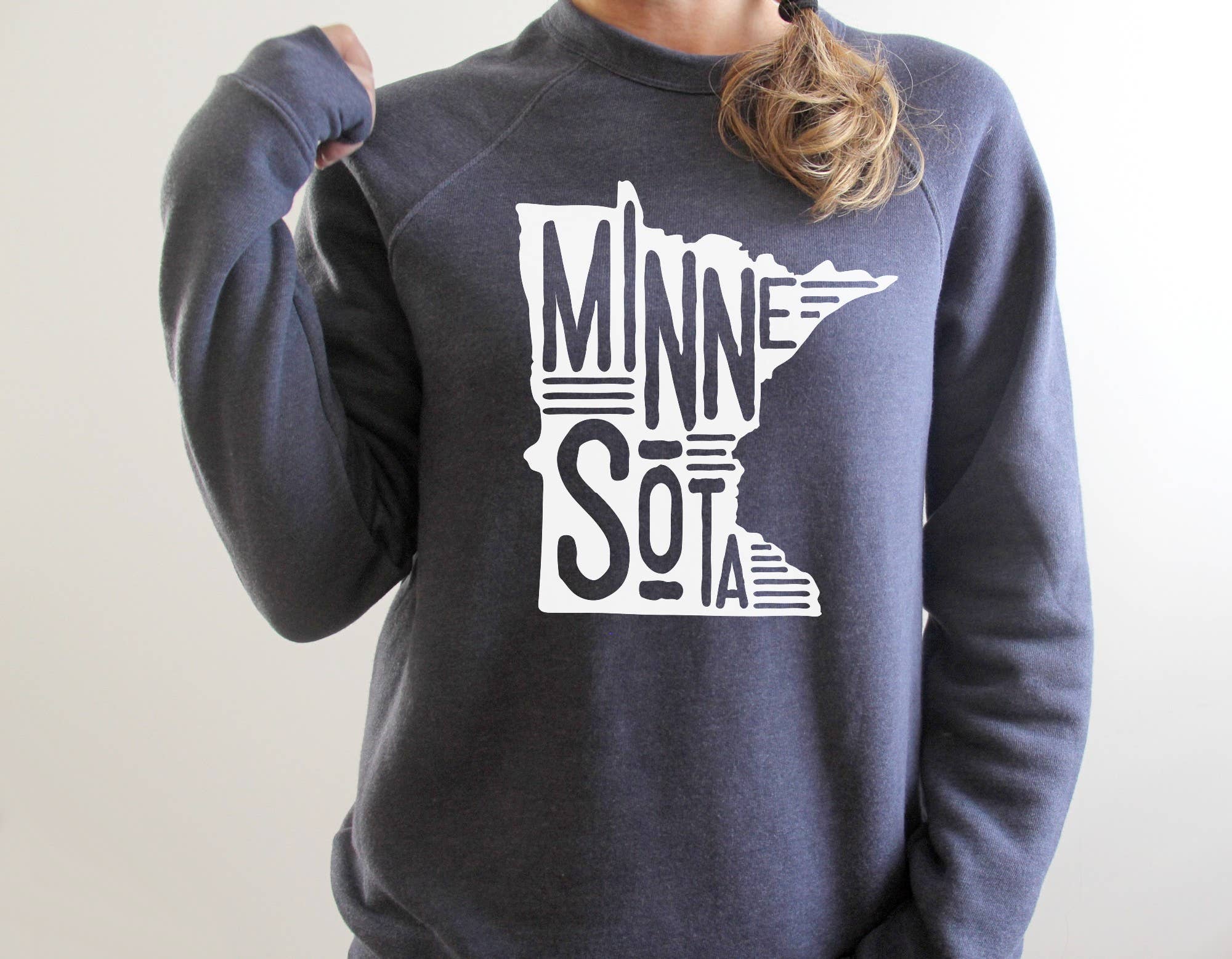 Autumn Rose Co. - Venta al por mayor Sudadera estampada - Mujer - Sudadera Minnesota Graphic, cuello redondo Minnesota1