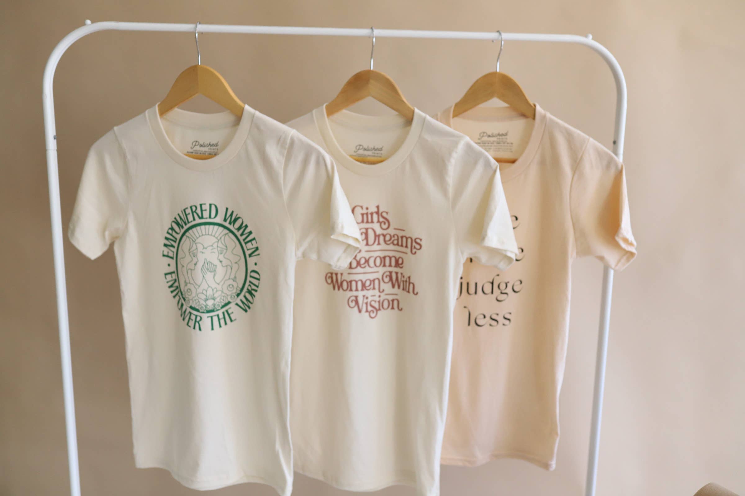 Polished Prints – Großhandel T-Shirt mit Siebdruck – Damen – Empowered Empower The World T-Shirt für Frauen, Grafik-T-Shirt für Erwachsene2