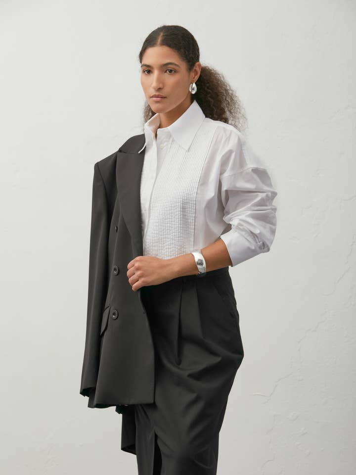 Løs boxy skjorte i bomuldspoplin med plisseret bryststykke for engroshandel hos A LINE