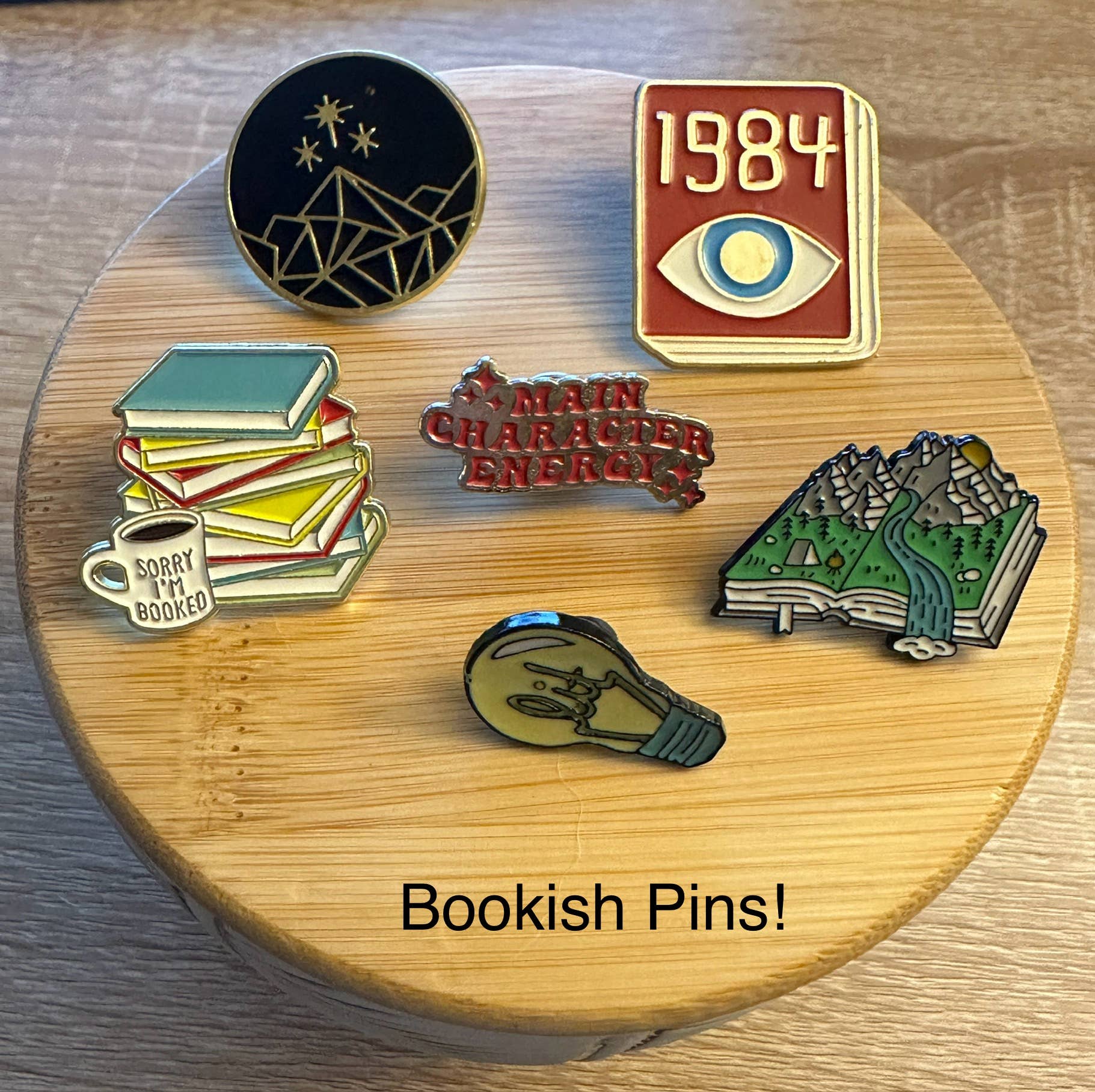 Scribble & Scroll - Venta al por mayor Botón/prendedor - Alfiler esmaltado, diseño aleatorio popular4